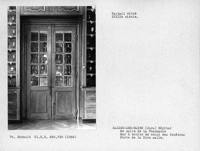 Deuxième salle de la pharmacie, ensemble des vantaux vitrés, côté deuxième salle, de la porte communiquant avec la première salle