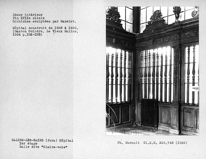 Boiseries au premier étage de la salle dite claire-voie ouvrant sur l'escalier de la pharmacie, angle gauche opposé à la fenêtre