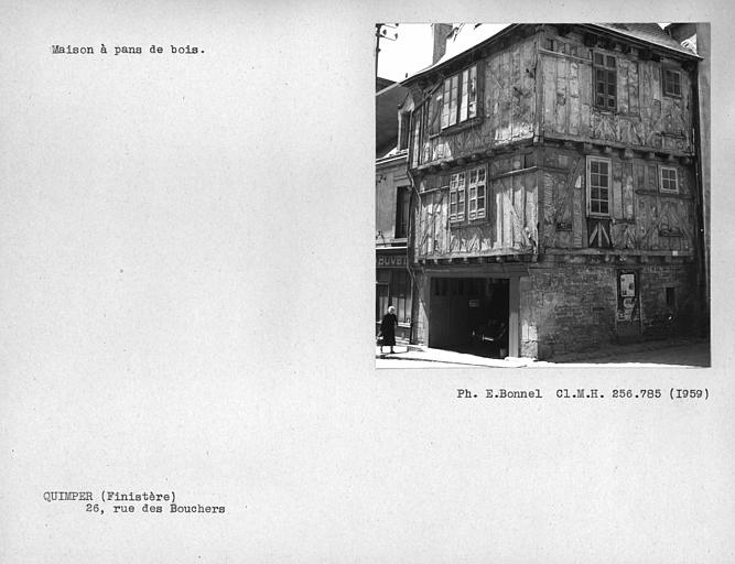 Façade à pans de bois sur rue, encorbellement