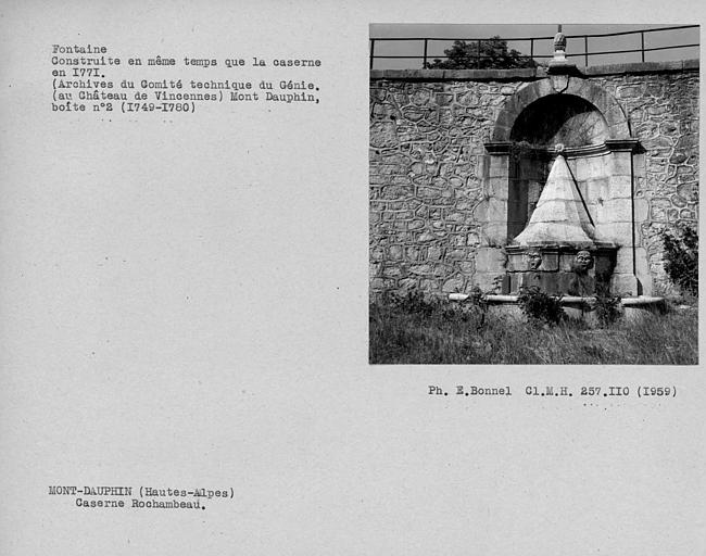 Fontaine devant la caserne Rochambeau