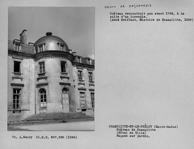 Partie centrale, rotonde, de la façade sur jardin du bâtiment central