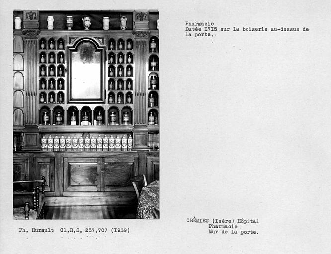 Boiseries de la pharmacie, ensemble de la partie centrale du mur de la porte