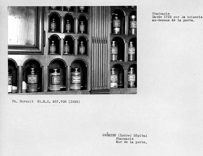 Boiseries de la pharmacie, détail de la partie centrale du mur de la porte