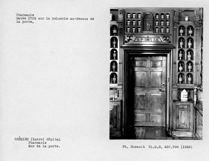 Pharmacie, vantail de la porte datée du mur