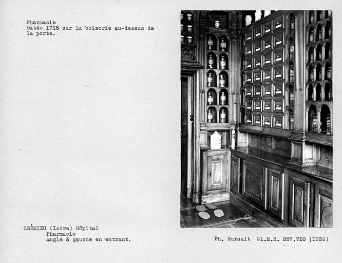 Boiseries de la pharmacie, angle à gauche de la porte en entrant