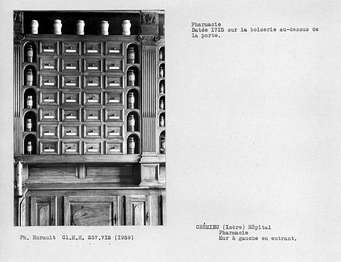 Boiseries de la pharmacie, partie gauche du mur à gauche de la porte