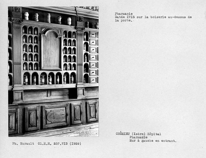 Boiseries de la pharmacie, partie centrale du mur à gauche de la porte