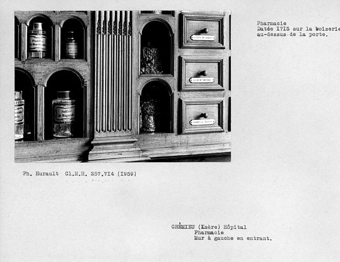 Boiseries de la pharmacie, détail de la partie droite du mur à gauche de la porte