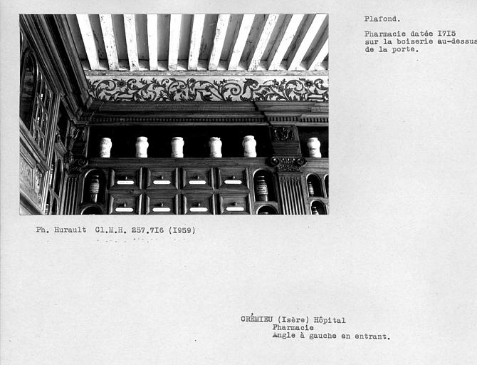 Boiseries et plafond peint de la pharmacie, angle à gauche de la porte