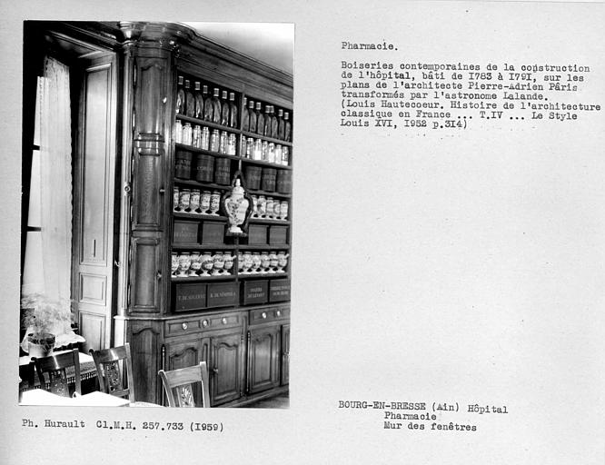 Mur des fenêtres. Boiseries de la pharmacie, ensemble du panneau à droite de la fenêtre