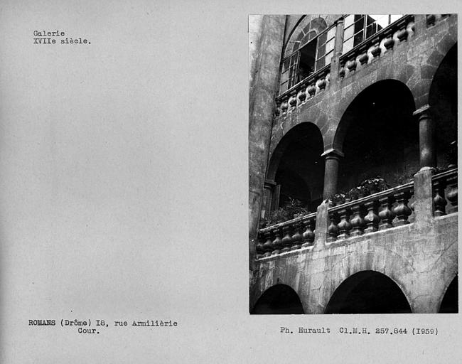 Balustrade de pierre de la galerie sur cour