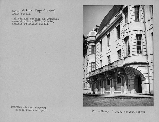 Balcon en pierre de la façade sur parc exposée à l'ouest, vue d'ensemble de la partie centrale