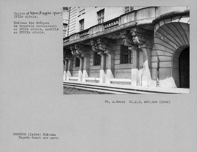 Balcon en pierre de la façade sur parc exposée à l'ouest