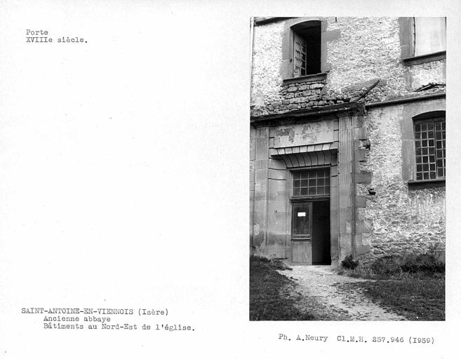 Bâtiments au nord-est de l'église, porte de la partie de droite