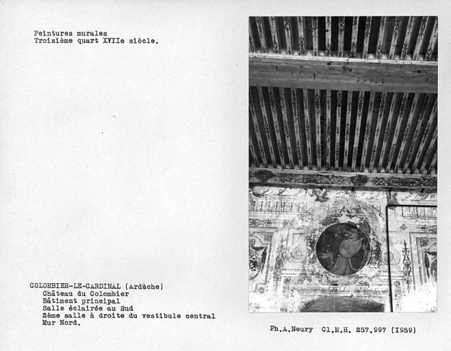 Partie centrale du mur nord de la deuxième salle à droite du vestibule du rez-de-chaussée