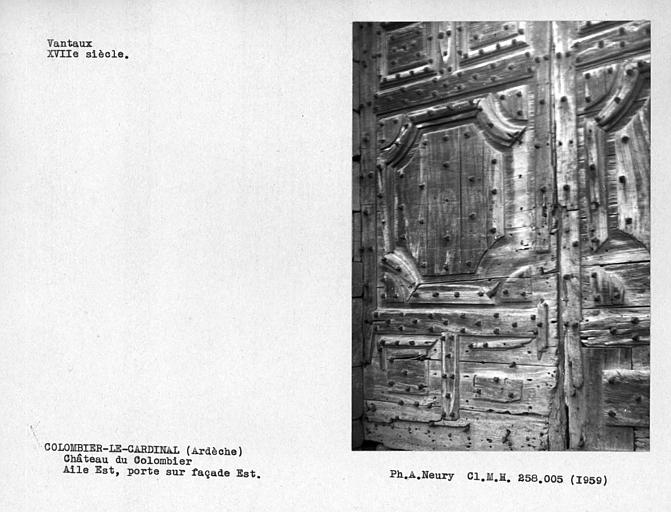 Aile est des communs, détail des vantaux de la grande porte de la façade extérieure est