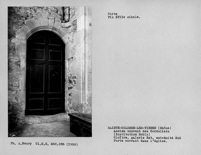 Partie sud de la galerie est du cloître, porte ouvrant sur l'église