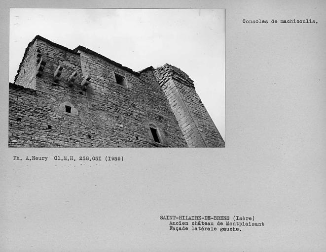 Fenêtre et machicoulis de la façade latérale gauche des bâtiments de gauche