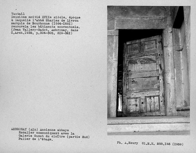 Extrémité sud de la galerie supérieure ouest du cloître, vantail de la porte ouvrant sur le grand escalier, vu de face côté escalier, palier de l'étage