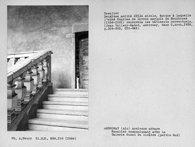 Grand escalier derrière l'angle sud-ouest du cloître, détail avant palier de la rampe à balustres de pierre