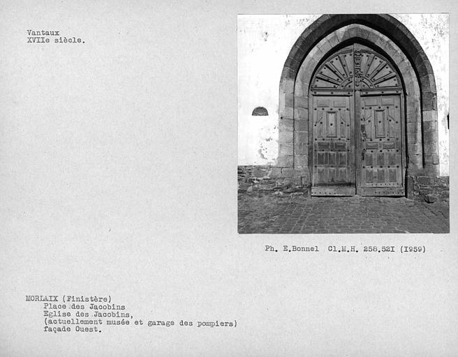 Vantaux de porte de la façade occidentale
