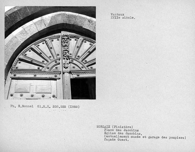 Détail des vantaux de la façade occidentale
