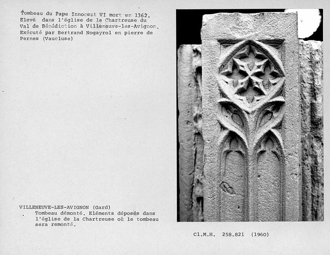 Eléments démontés du tombeau du pape Innocent VI, avant leur remontage, détail de la première assise des piliers