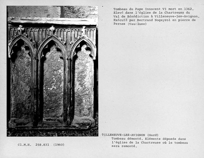 Eléments démontés du tombeau du pape Innocent VI, avant leur remontage, détail du sarcophage