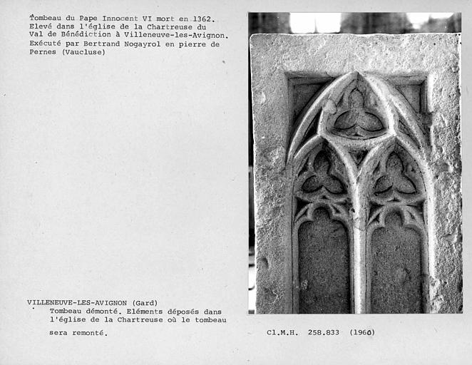 Eléments démontés du tombeau du pape Innocent VI, avant leur remontage, détail de la première assise des piliers