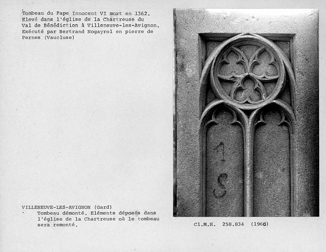 Eléments démontés du tombeau du pape Innocent VI, avant leur remontage, détail de la première assise des piliers