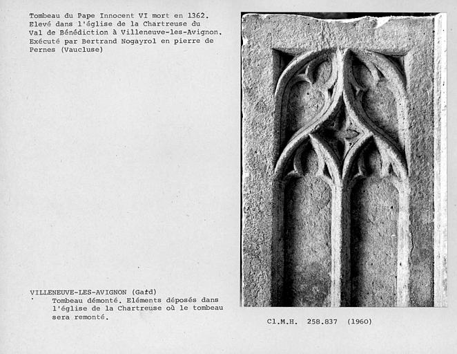 Eléments démontés du tombeau du pape Innocent VI, avant leur remontage, détail de la première assise des piliers