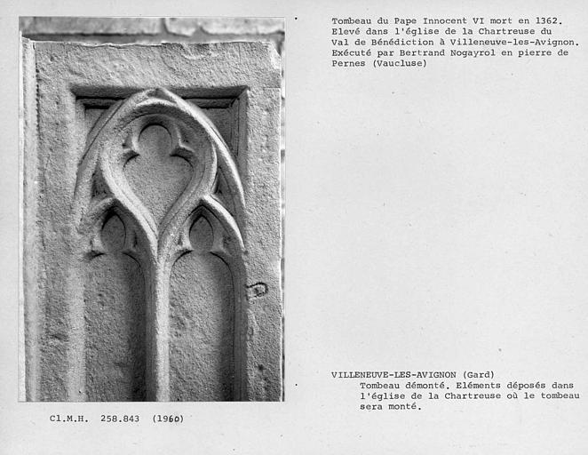 Eléments démontés du tombeau du pape Innocent VI, avant leur remontage, détail de la première assise des piliers