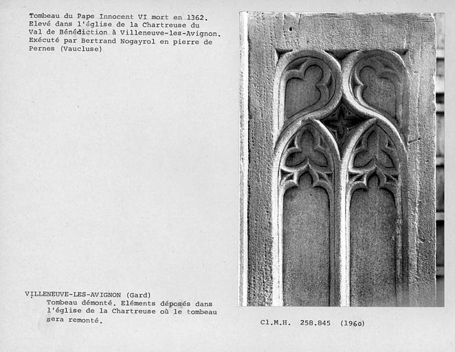 Eléments démontés du tombeau du pape Innocent VI, avant leur remontage, détail de la première assise des piliers