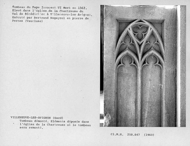 Eléments démontés du tombeau du pape Innocent VI, avant leur remontage, détail de la première assise des piliers