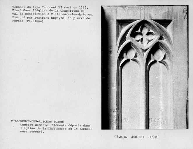 Eléments démontés du tombeau du pape Innocent VI, avant leur remontage, détail de la première assise des piliers