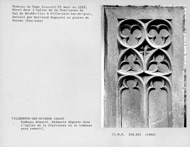 Eléments démontés du tombeau du pape Innocent VI, avant leur remontage, détail de la première assise des piliers