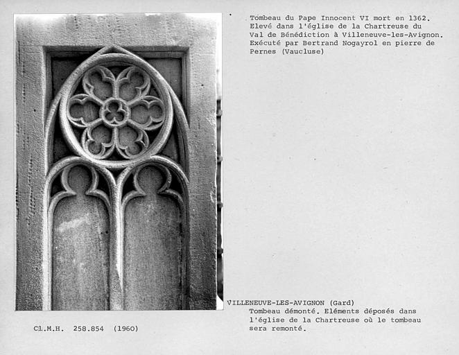 Eléments démontés du tombeau du pape Innocent VI, avant leur remontage, détail de la première assise des piliers