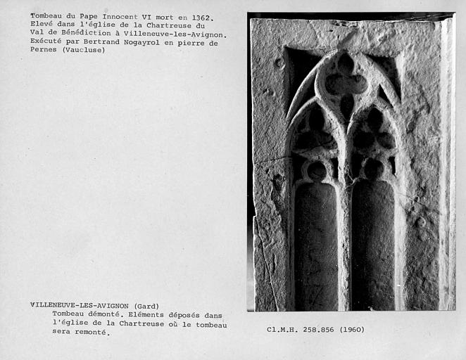 Eléments démontés du tombeau du pape Innocent VI, avant leur remontage, détail de la première assise des piliers