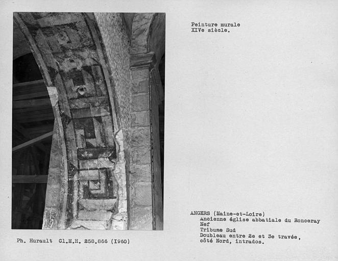 Tribune sud de la nef, peinture murale décorative de l'intrados côté nord du doubleau entre deuxième et troisième travées