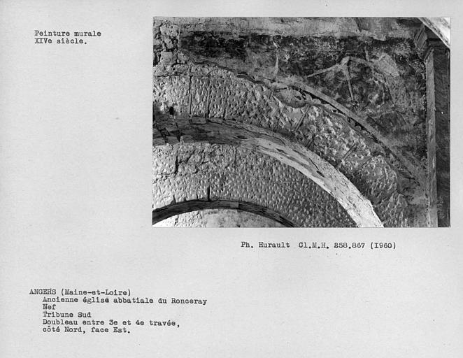 Tribune sud de la nef, peinture murale de l'écoinçon de la face est côté nord du doubleau entre troisième et quatrième travées : architecte