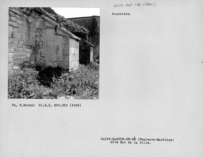 Façade ouest des contreforts du magasin à poudre, côté est de la ville