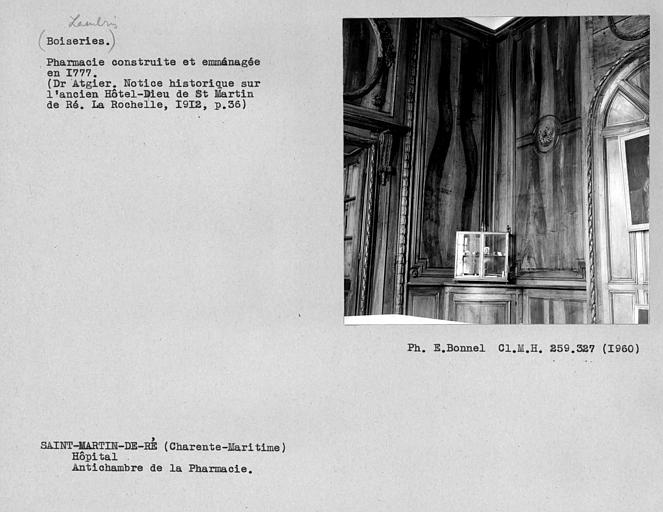 Lambris de l'antichambre de la pharmacie, angle face à la fenêtre