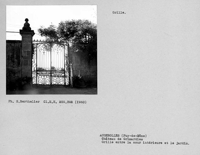 Grille en fer forgé entre la cour intérieure et le jardin