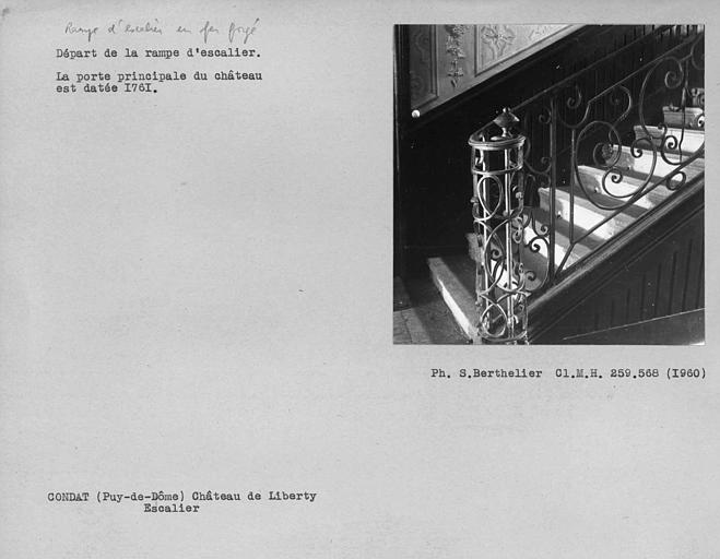 Départ de la rampe en fer forgé de l'escalier