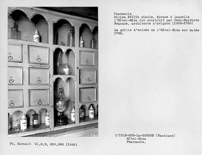 Détail des boiseries de la pharmacie sur le mur à droite en tournant le dos à la porte