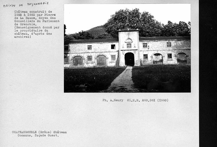 Ensemble de la façade ouest de la cour d'entrée des communs