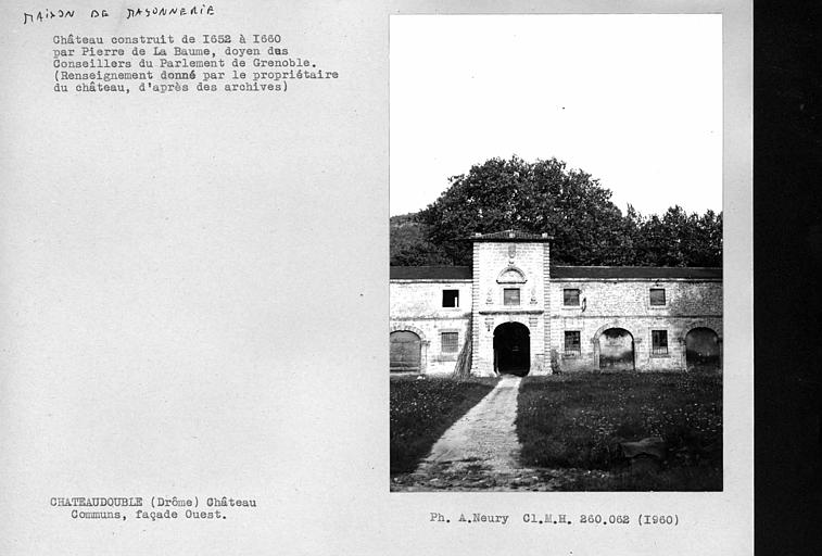 Centre de la façade sur la cour d'entrée des communs