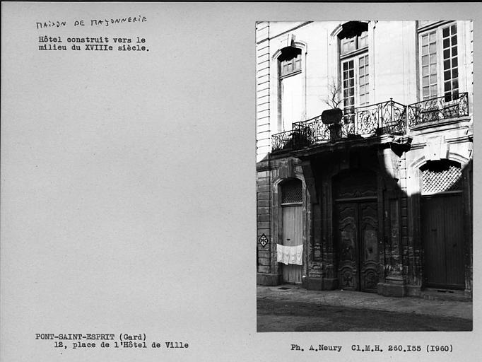 Porte et balcon de la façade sur rue