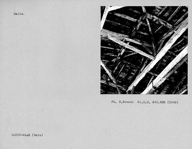 Vue intérieure de la halle, charpente de bois