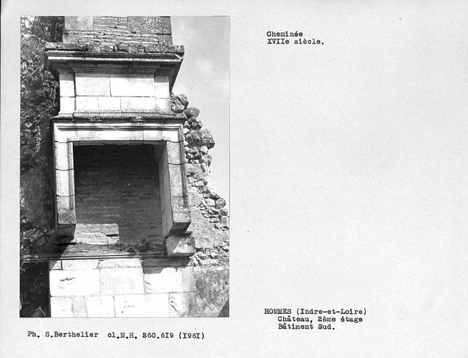 Cheminée au deuxième étage du bâtiment sud